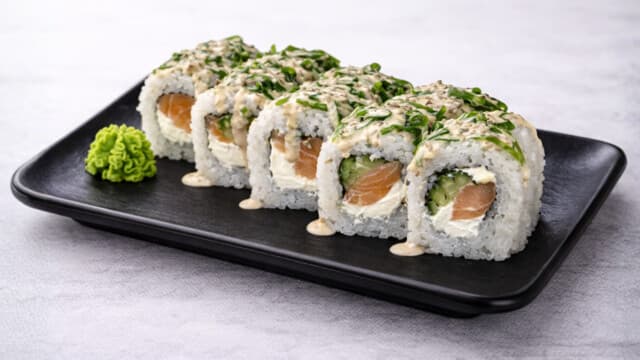 Salmon wakame roll